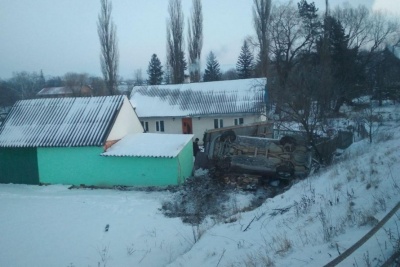 Біля Чернівців «Ауді» вилетіла з дороги і перекинулась: водій зняв номери і втік - фото