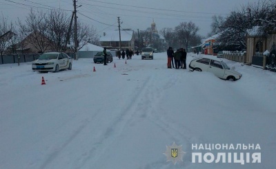 На Буковині «Porsche» врізався в «Таврію»: легковик відкинуло на пішохода - фото