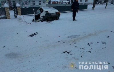 На Буковині «Porsche» врізався в «Таврію»: легковик відкинуло на пішохода - фото