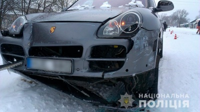 На Буковині «Porsche» врізався в «Таврію»: легковик відкинуло на пішохода - фото