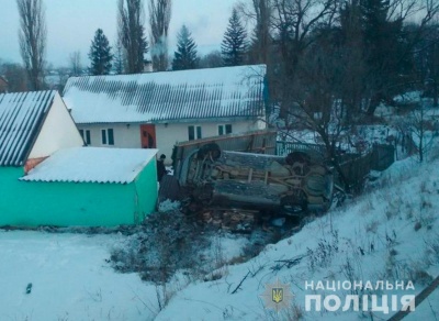 На Буковині легковик перекинувся в кювет, водій втік з місця ДТП: одна людина травмувалась