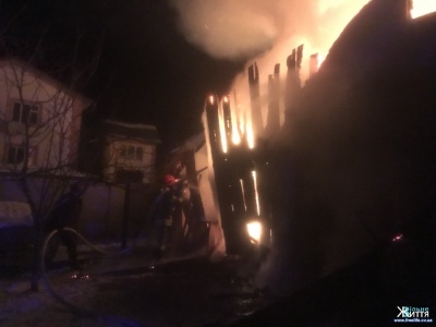 У масштабній нічній пожежі в Кіцмані згорів мікроавтобус – фото