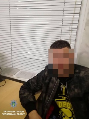 У Чернівцях патрульні затримали п'яного водія джипа, який порушував ПДР - фото