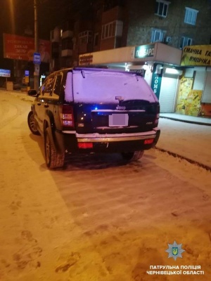 У Чернівцях патрульні затримали п'яного водія джипа, який порушував ПДР - фото