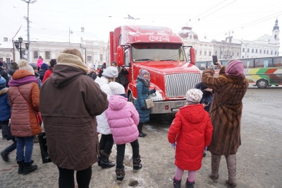 До Чернівців приїхала славнозвісна вантажівка Coca-Cola - фото