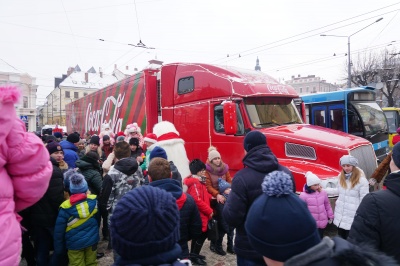 До Чернівців приїхала славнозвісна вантажівка Coca-Cola - фото