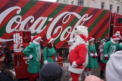 До Чернівців приїхала славнозвісна вантажівка Coca-Cola - фото