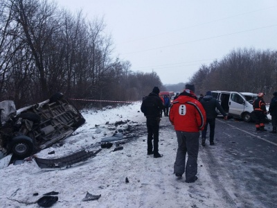 Внаслідок ДТП у Динівцях загинула одна людина, шестеро отримали травми