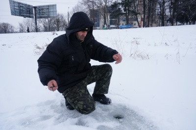 «Зимова рибалка – це екстрим»: що ловлять на озерах в Чернівцях - фото