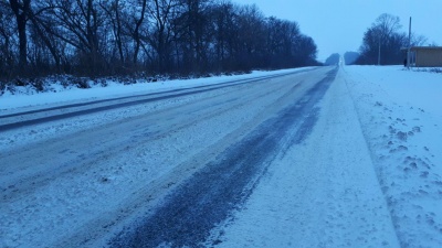 Снігова негода: у поліції повідомили про ускладнення руху транспорту на трасах Буковини