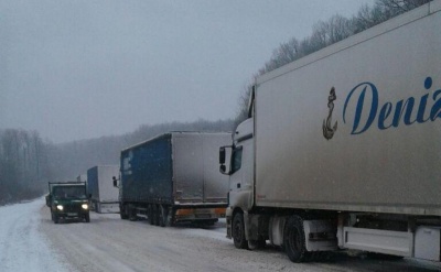 Снігова негода: на трасі «Чернівці–Порубне» на ожеледиці застрягли три фури