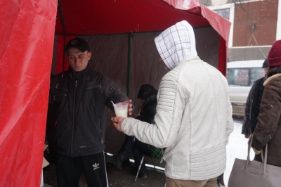 «О, щось гаряченьке!»: як у Чернівцях гріються бездомні посеред лютих морозів