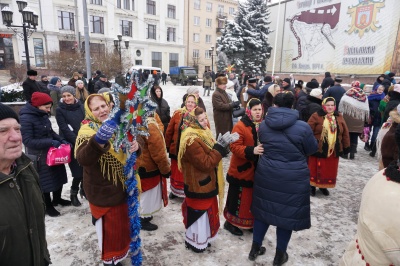 На Центральній площі розпочався фестиваль колядок - фото