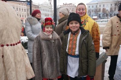 На Центральній площі розпочався фестиваль колядок - фото