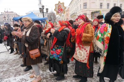 На Центральній площі розпочався фестиваль колядок - фото