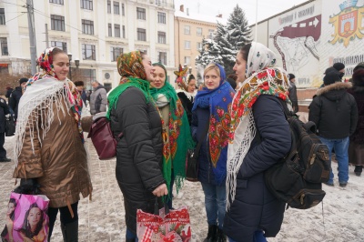 На Центральній площі розпочався фестиваль колядок - фото