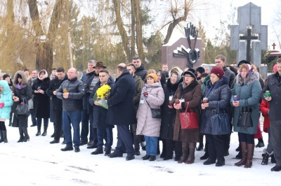 У Чернівцях родичі героїв Небесної сотні з усієї України вшанували пам’ять загиблих на Майдані та в АТО буковинців