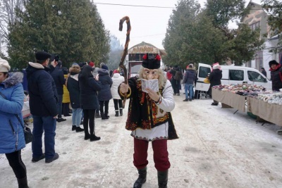 Вулиці Вашківців заполонили сотні маланкарів – фото