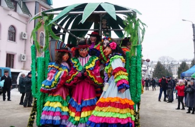 Вулиці Вашківців заполонили сотні маланкарів – фото