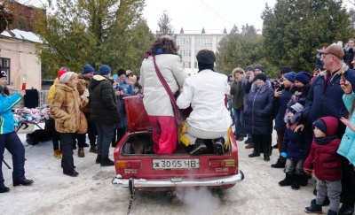 Вулиці Вашківців заполонили сотні маланкарів – фото