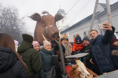 Вікінги та величезний слон: чим дивували маланкарі у Вашківцях - фото