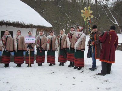 У Чернівцях сотні людей у колі заспівали колядку - фото