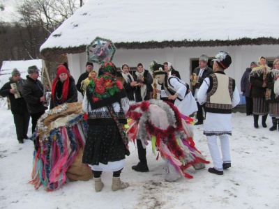 У Чернівцях сотні людей у колі заспівали колядку - фото