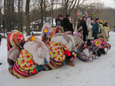 У Чернівцях сотні людей у колі заспівали колядку - фото