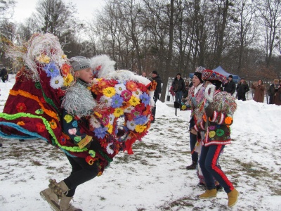 У Чернівцях сотні людей у колі заспівали колядку - фото