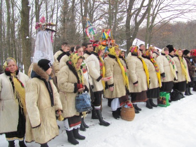 У Чернівцях сотні людей у колі заспівали колядку - фото