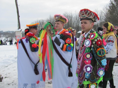 У Чернівцях сотні людей у колі заспівали колядку - фото