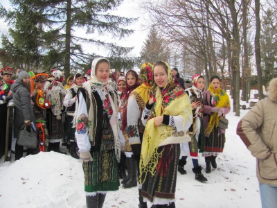 У Чернівцях сотні людей у колі заспівали колядку - фото