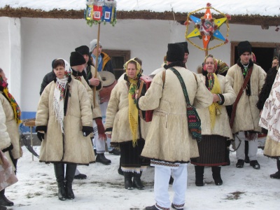 У Чернівцях сотні людей у колі заспівали колядку - фото