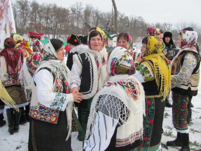 У Чернівцях сотні людей у колі заспівали колядку - фото