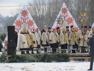 У Чернівцях сотні людей у колі заспівали колядку - фото