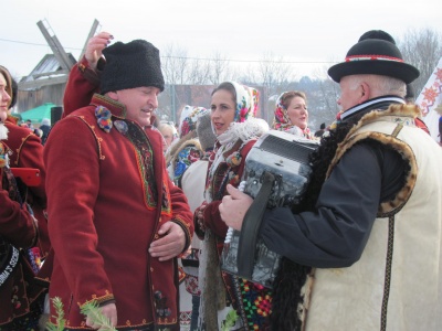 У Чернівцях сотні людей у колі заспівали колядку - фото