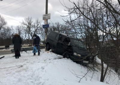 У Сторожинці п'яний водій мікроавтобуса злетів з дороги та пошкодив газопровід - фото