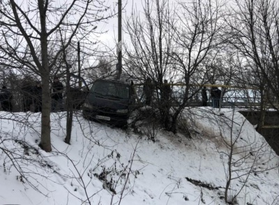 У Сторожинці п'яний водій мікроавтобуса злетів з дороги та пошкодив газопровід - фото