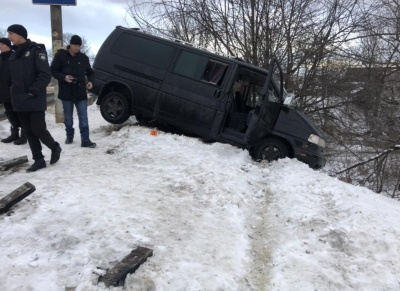 У Сторожинці п'яний водій мікроавтобуса злетів з дороги та пошкодив газопровід - фото