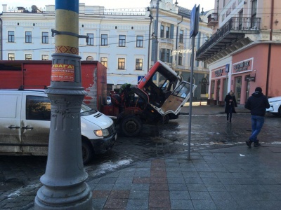 У центрі Чернівців утворився затор через зламану вантажівку - фото