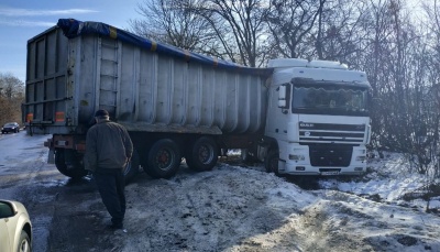 На Буковині через ожеледицю вантажівка з'їхала в кювет - фото