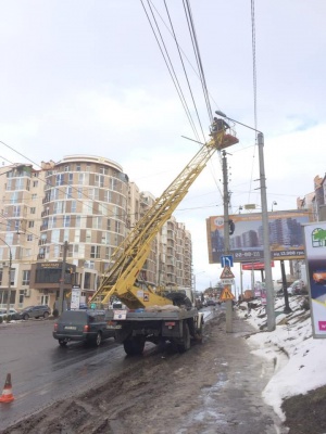 На Героїв Майдану встановили нові тролейбусні опори - фото