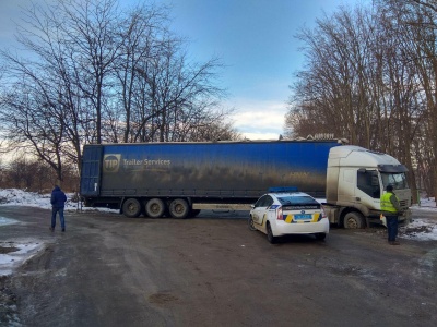 У Чернівцях на місці розкопок застрягла фура - фото