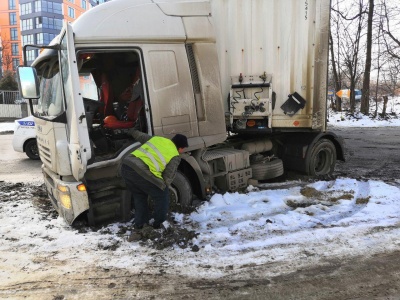 У Чернівцях на місці розкопок застрягла фура - фото