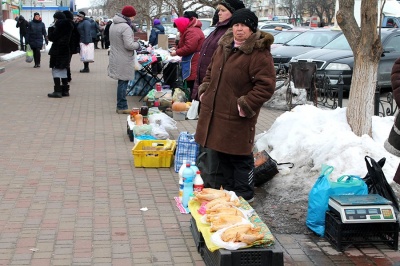 Патрульні пояснили, чому не реагують на стихійну торгівлю у Чернівцях 