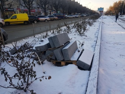 У мережі обурилися, як зберігають у Чернівцях гранітні бордюри за п’ять мільйонів гривень