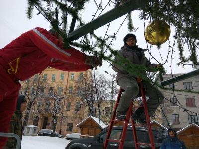 У Чернівцях почали розбирати головну новорічну ялинку міста - фото