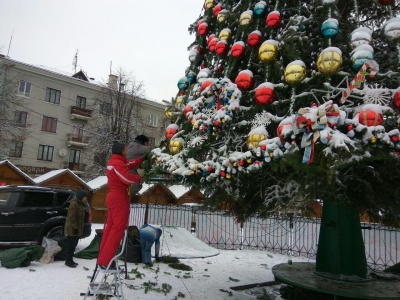 У Чернівцях почали розбирати головну новорічну ялинку міста - фото