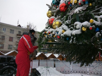 У Чернівцях почали розбирати головну новорічну ялинку міста - фото