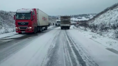 На Буковині через негоду на трасі застрягли 5 фур - відео